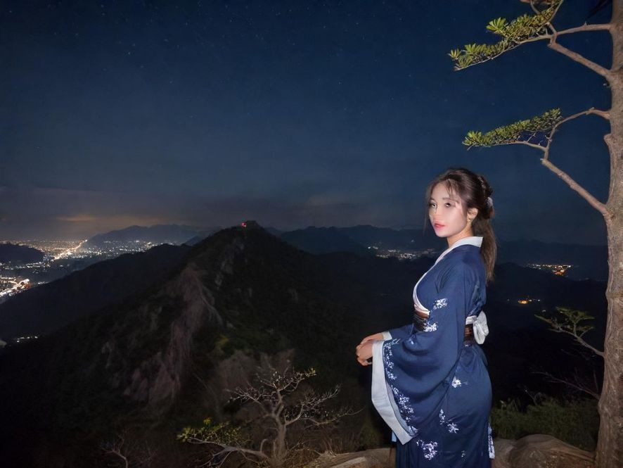 夜幕下的深圳南山，高楼林立，霓虹闪烁，车流穿梭，展现出一派繁华现代的都市夜景。