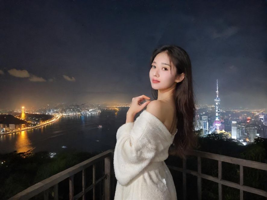 广州豪华会所内景，宽敞明亮的休息区，落地窗外是迷人的广州夜景，室内装饰现代而舒适。