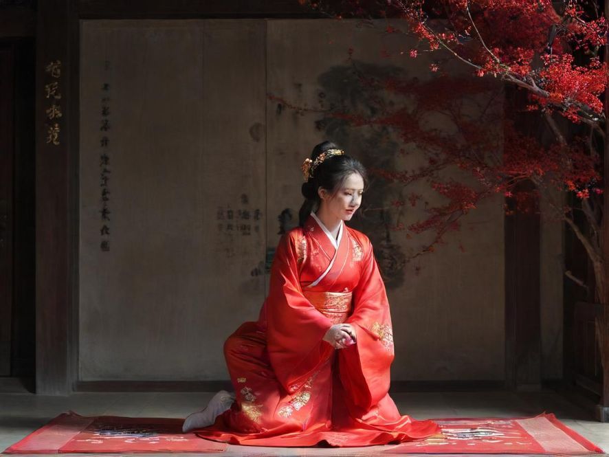 一间设计现代、宽敞明亮的奢华桑拿房，旁边是舒适的休息区，营造出极致宁静和放松的氛围。